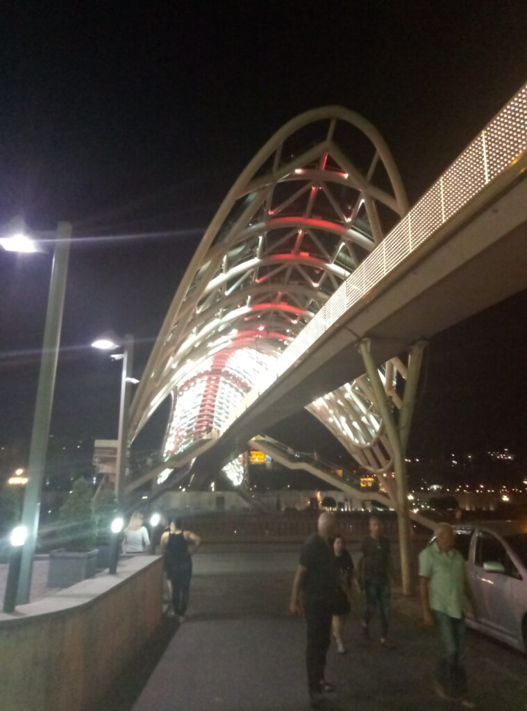 پل صلح در شب